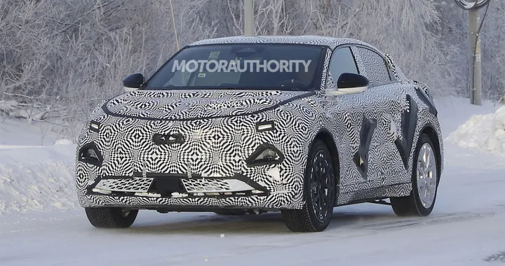 Alpine A390, test invernali per la fastback elettrica. 3 motori e tanto divertimento