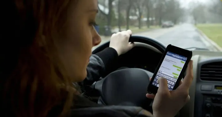 Una telecamera con AI per beccare chi guida al telefono o senza cintura