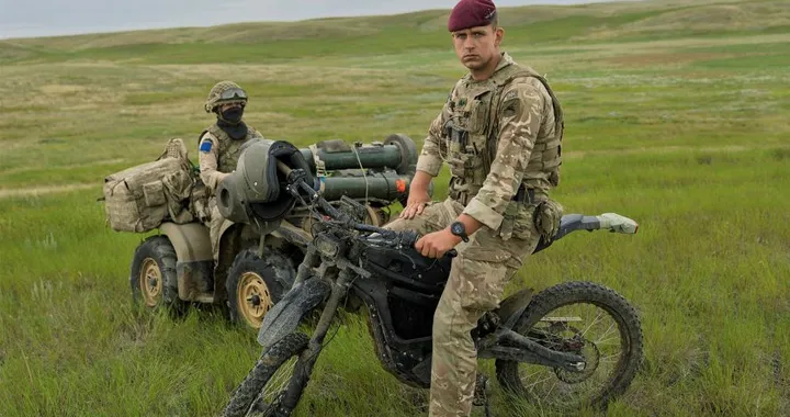 Moto elettriche militari: i parà britannici scelgono una nuova "arma" silenziosa"