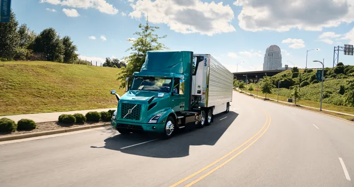 Volvo Trucks, più autonomia per la nuova generazione del camion VNR Electric