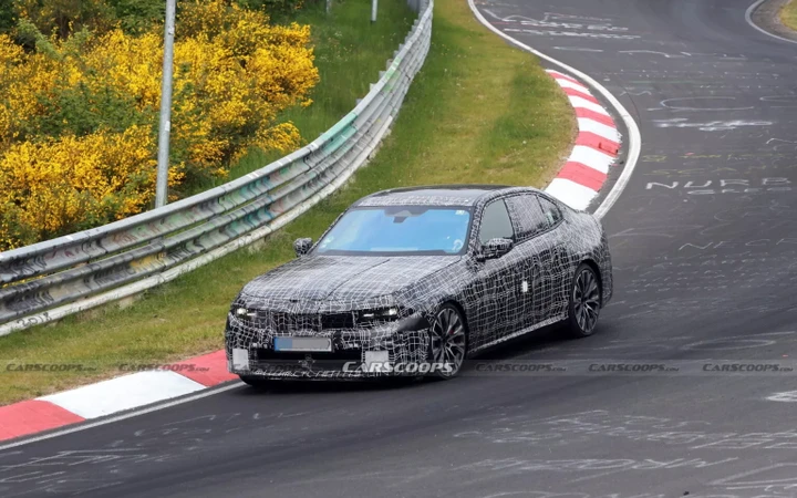 BMW M340i va in pensione: arriva la nuova M350, foto spia dal Nürburgring