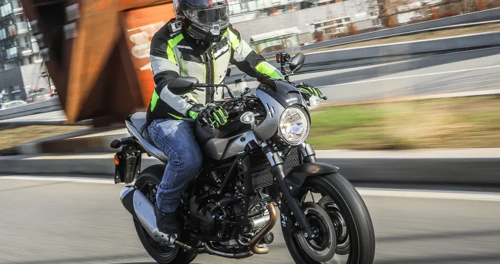 Niente casco? Allora non fai benzina alla moto. La proposta di legge della Grecia