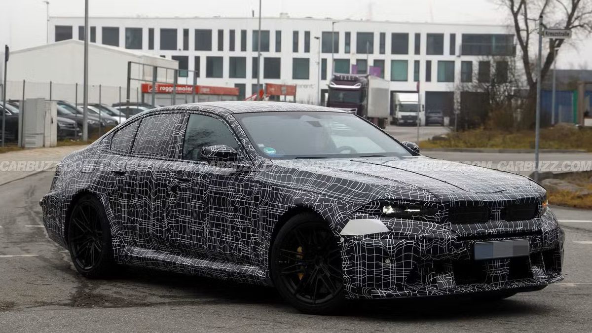 Nuova BMW M5 restyling: le ultime foto spia svelano nuovi dettagli del frontale rivisto