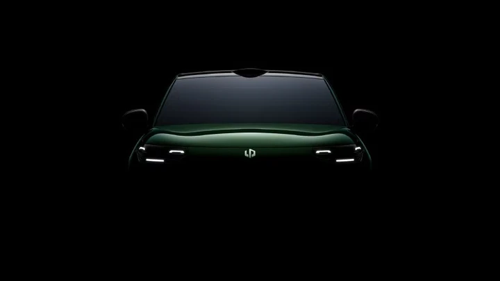 Nuova Leapmotor A10 si prepara al debutto, prime immagini ufficiali: ecco cosa sappiamo