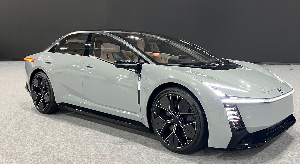 Nuova Toyota Corolla, ecco il concept che anticipa il futuro: sarà ibrida e non solo