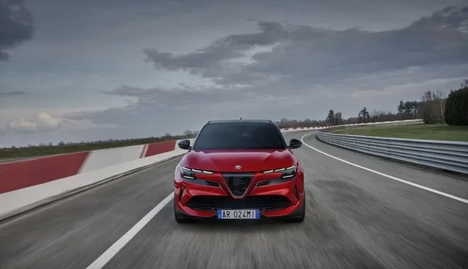 Alfa Romeo Junior 2024: tutte le versioni e i prezzi del B-SUV
