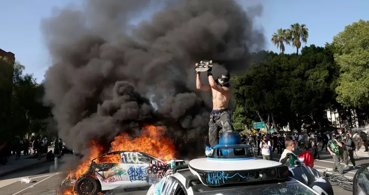 I robotaxi di Waymo bruciano a Los Angeles, coinvolti nelle proteste anti ICE