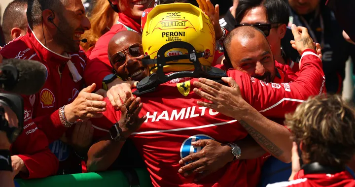 F1, capolavoro di Hamilton in Cina: domina la Sprint. Primo successo in Ferrari
