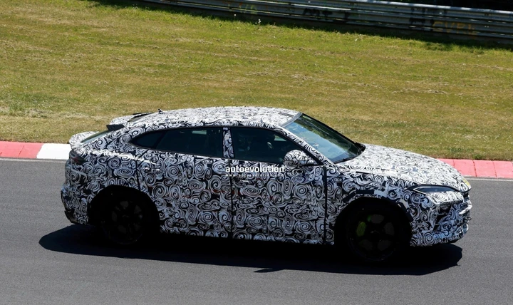 Lamborghini Urus SE Performante 2026: le nuove foto spia dal Nürburgring