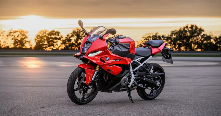 BMW F 450 RR, l'anima racing da 420 cc per patente A2: parte da 7.150 euro