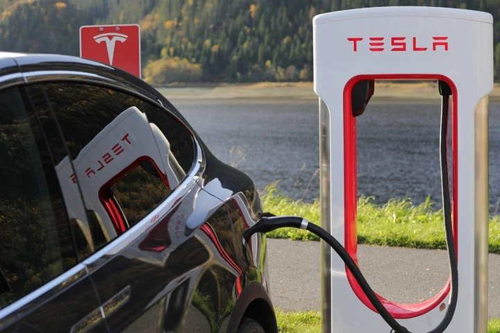 Quanto guadagna un operaio Tesla? Gli stipendi proposti da Elon Musk
