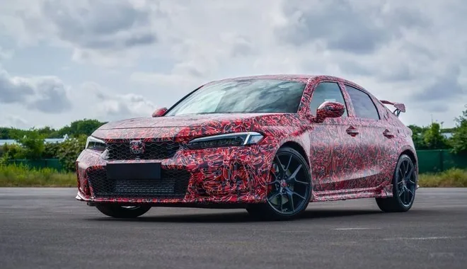 Honda Civic Type R: si fa vedere a Tokyo, ma sempre vestita di &quot;Rosso Camouflage&quot;