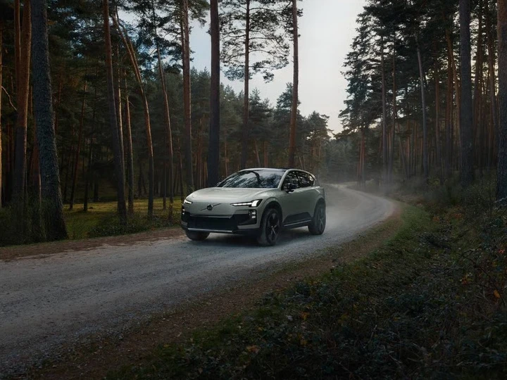 Volvo EX60 Cross Country, due allestimenti: si parte da 71.450 euro