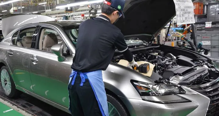 Toyota taglia la produzione per la terza volta; è carenza microchip