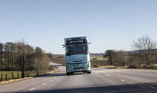 Volvo Trucks: per il 2025 è in arrivo l'FH Electric con 600 km di autonomia