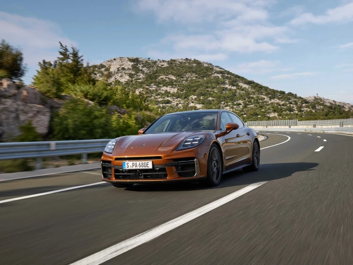 Porsche Panamera 2027, il restyling si avvicina: nuove foto spia