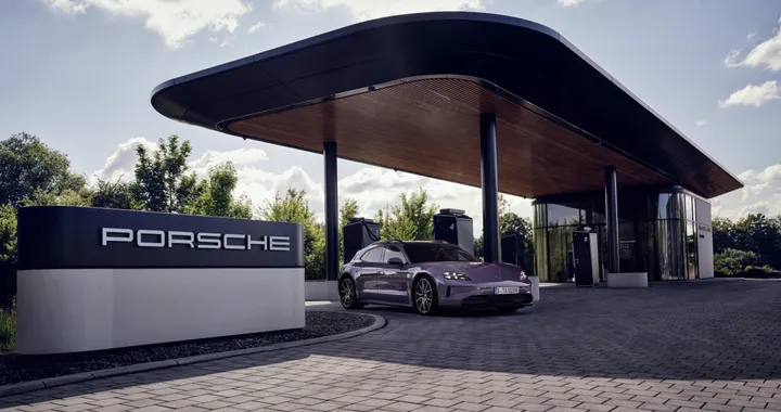 Porsche inaugura una nuova stazione di ricarica: colonnine da 400 kW e area lounge