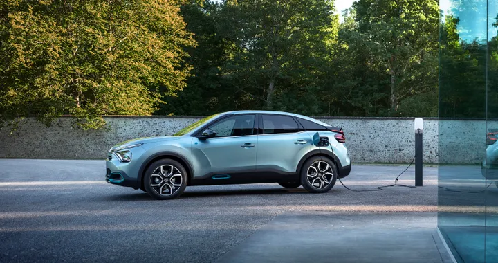 Citroen e-C4: per l'elettrica arriva di serie il cavo trifase per la ricarica
