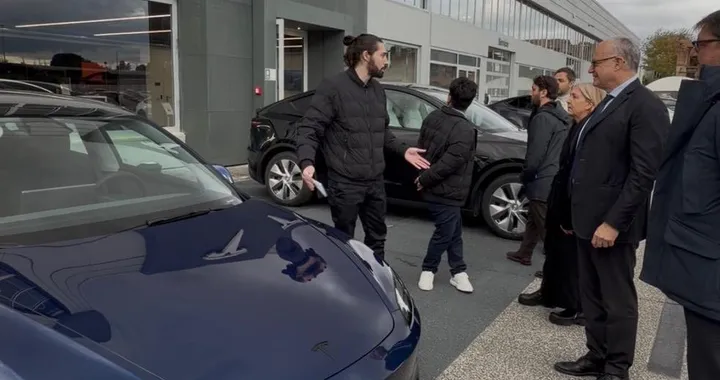 Tesla, Gualtieri è il primo sindaco a provare la Full Self Driving di ultima generazione