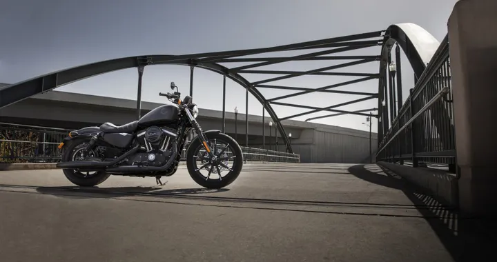 Harley-Davidson rimborsa la patente moto, sconto sulla Iron 883 a 9.900 euro