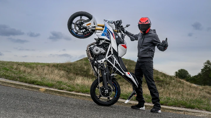 BMW F 450 R: la naked da 48 CV che punta al vertice delle A2