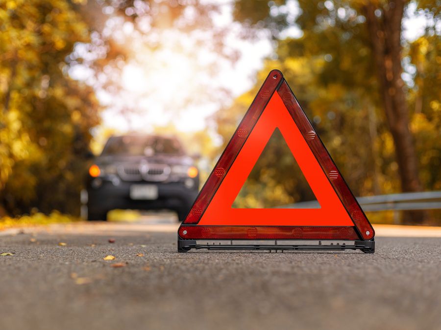 Un triangolo d’emergenza a LED che si ricarica da solo: più visibilità e sicurezza in auto e moto