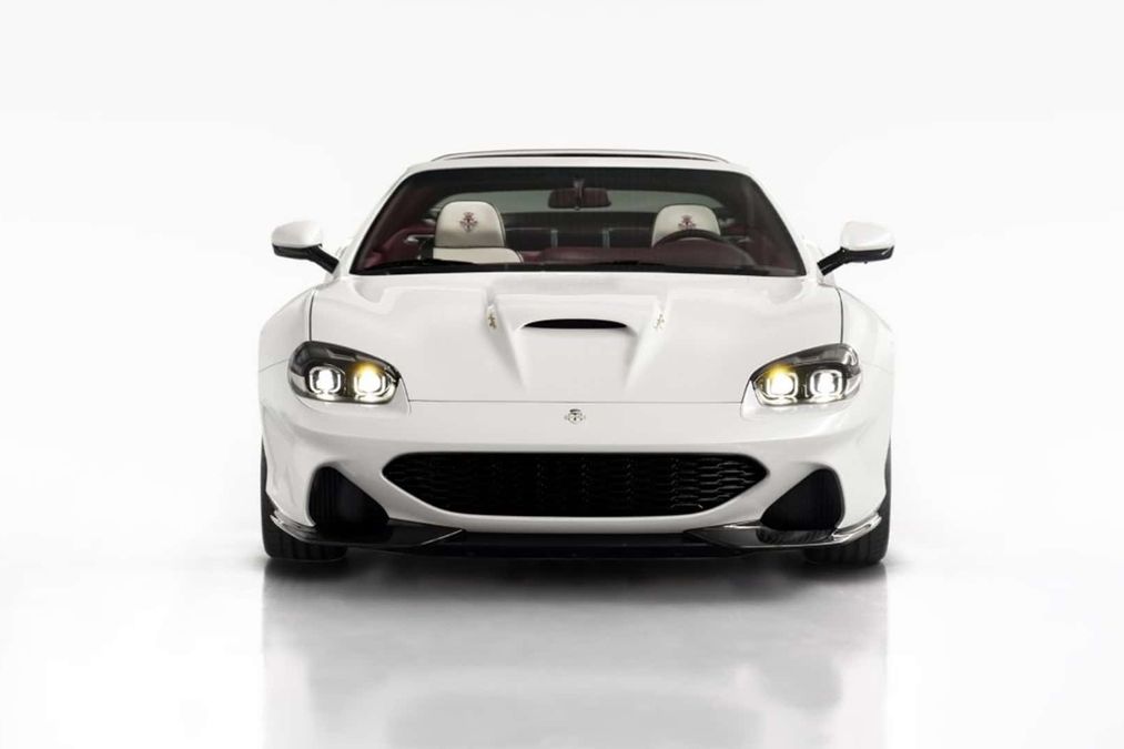 Una supercar con tetto aperto, dettagli in oro e pelle, esposta a Monterey Car Week