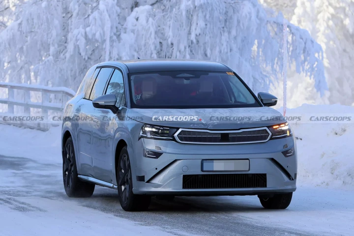 Nuova Skoda Peaq 2026, il SUV elettrico si svela un po' di più: ecco le ultime foto spia