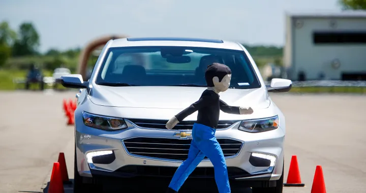 GM brevetta l'airbag esterno per i pedoni