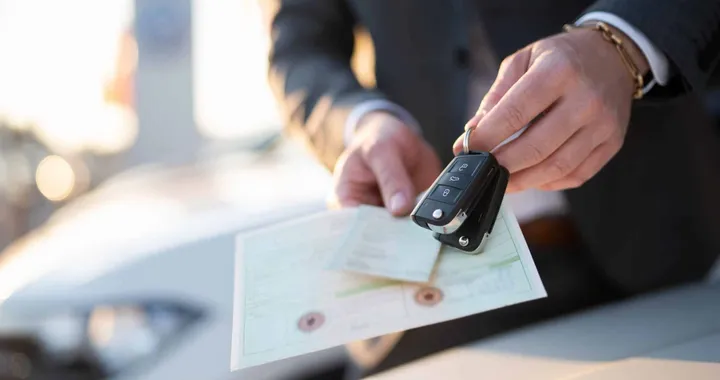 Mercato auto UE, il 2025 parte con il segno meno. Crescono le elettriche