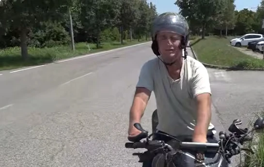 Guida la moto senza mani e gambe: un'incredibile storia di resilienza