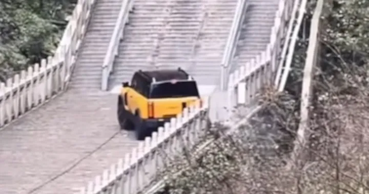 Chery prova ad emulare la Range Rover Sport ma fa flop sulla celebre scalinata di Tianmen