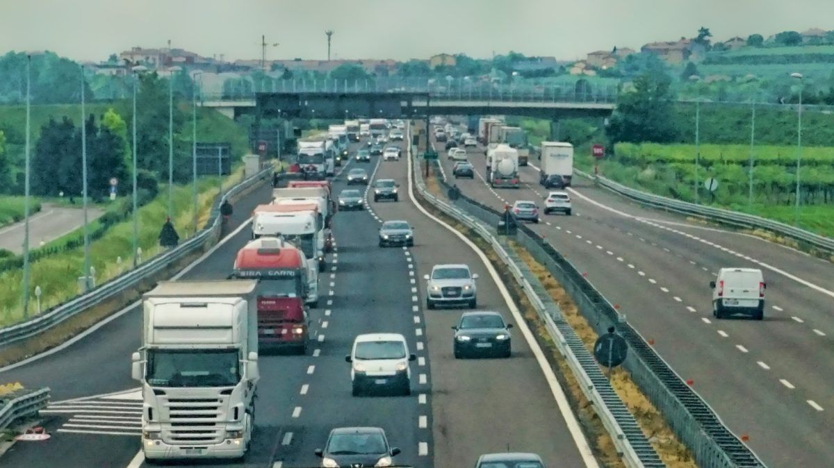 Anteprima: Limite a 100 km/h per le auto termiche e 130 km/h per le EV: la proposta fa discutere
