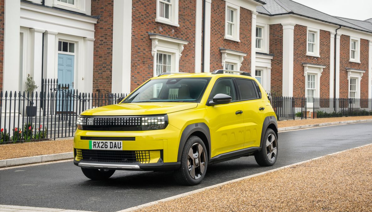 James May prova la Fiat Grande Panda, elogia la semplicità e la funzionalità dell'auto