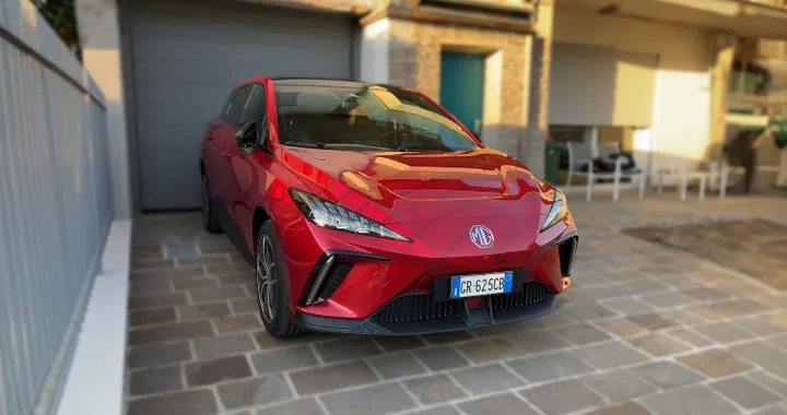 MG, la gamma italiana completa: benzina, ibride ed elettriche. Modelli e prezzi