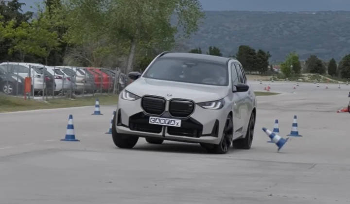 BMW X3 affronta il test dell'alce: come se la cava il SUV? Scopriamolo | Video