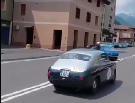 1000 Miglia, collisione tra un'auto storica e una moto della Polizia | Video
