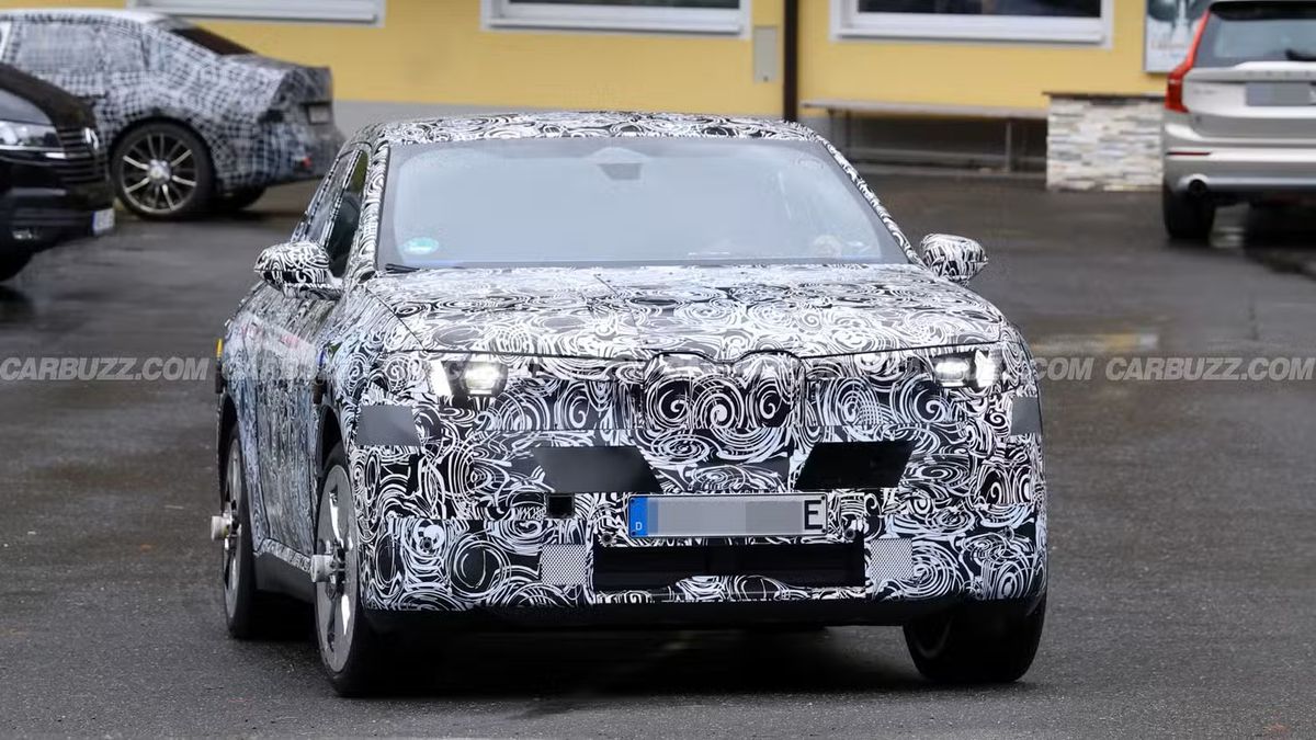 Nuova BMW iX1, stile Neue Klasse per il SUV elettrico: i test continuano | Foto spia