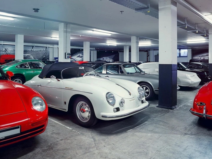 Un pensionato crea il suo museo di auto e moto d'epoca: investe 300mila euro, senza aiuti pubblici