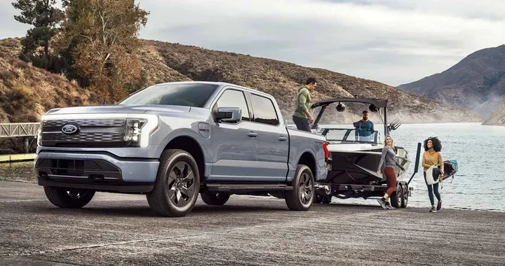 Ford F-150 Lightning ricarica di tutto, anche una Tesla rimasta in panne!