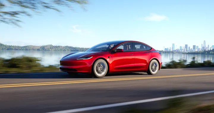 Tesla Model 3 Highland, nuove foto della Performance. Debutto sempre più vicino