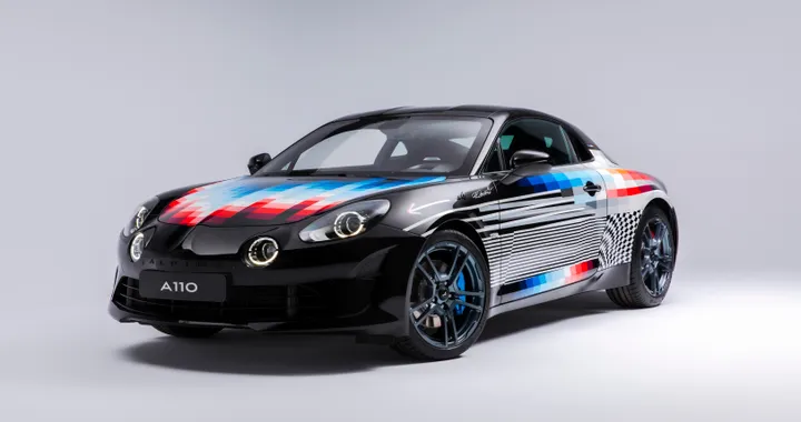 Alpine A110, l'artista Felipe Pantone la trasforma in un'opera d'arte