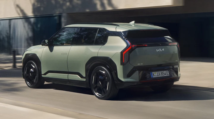 Novità KIA EV3, migliora la frenata rigenerativa: più comfort e autonomia