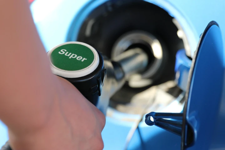 Il prezzo della benzina supera 1,9 euro al litro, ai massimi da 2 anni