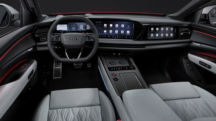 Audi, finalmente tornano i tasti fisici: stop al dominio del touch