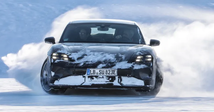 Porsche Taycan, ultimi test di sviluppo per il restyling. Debutto in primavera