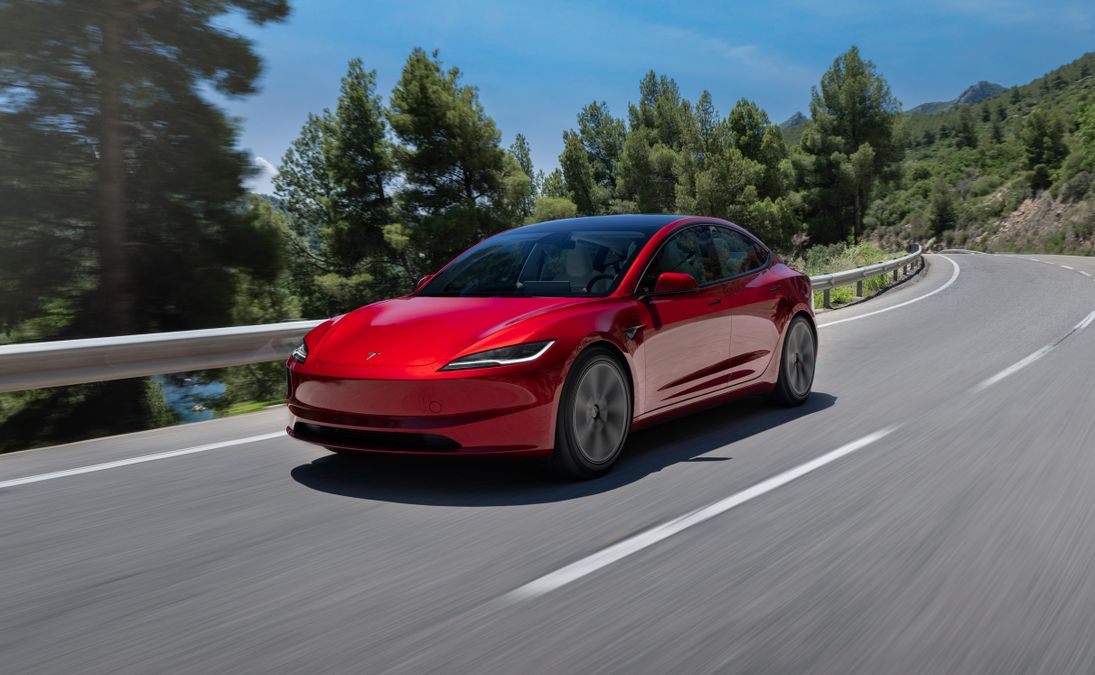 Tesla aggiorna Model 3 e Model Y in Italia: più autonomia e non solo. I prezzi non cambiano