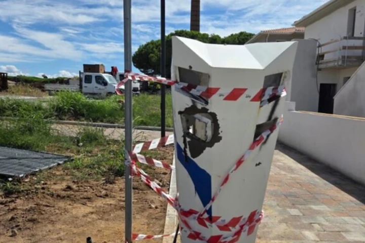 Fanno esplodere l'autovelox: una bomba crea danni per 100.000 euro