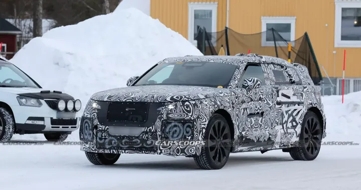 Range Rover Velar 2026, la nuova generazione elettrica spiata su strada