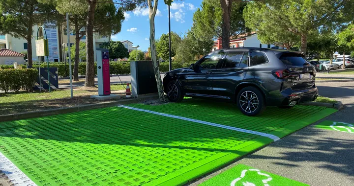 Vacanze in auto elettrica, i turisti scelgono le strutture che offrono le colonnine